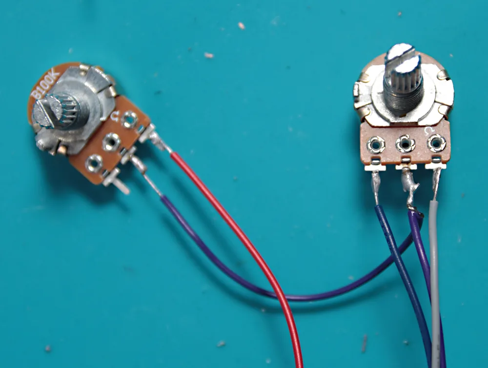 A jumper wire connecting the centre legs of the feedback and mix potentiometers.
