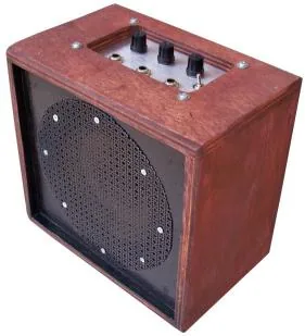 The finished mini amplifier, front view, with its aluminium grille.