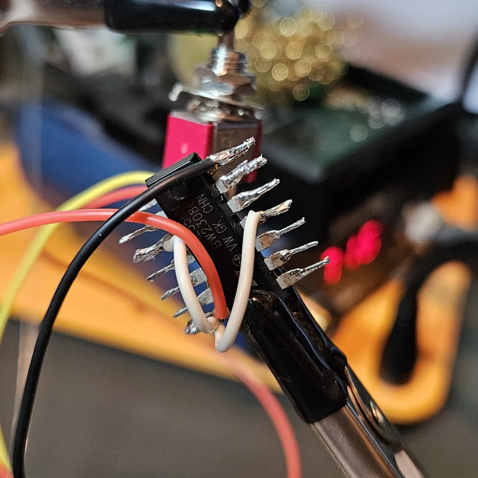 A black ground wire added to the NE556's ground pin, joining the red V-plus wire and the white reset jumpers.
